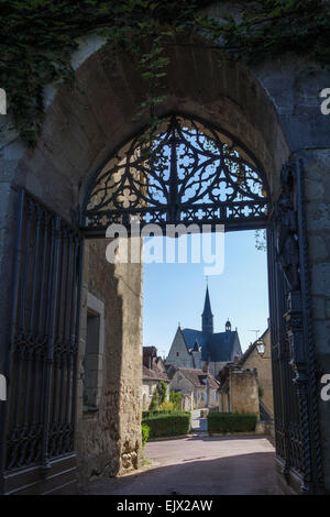 Schloss Montrésor Gebäude und Außenanlagen. Dorf durch Eingangstor zu sehen. Stockfoto