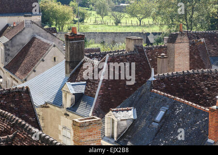 Schloss Montrésor Gebäude und Außenanlagen. Blick über Dächer von Wällen. Stockfoto