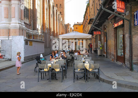 Bologna, Italien - 18 August, 2014: die Menschen entspannen Sie sich hinter den kleinen Tische des Restaurants zerocinquantuno auf der Via de' pignattari in Bologna, Italien Stockfoto