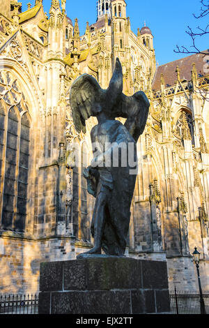 Moderne Statue von Johannes dem Täufer in der Nähe der Kathedrale in der niederländischen Stadt Den Bosch. Niederlande Stockfoto