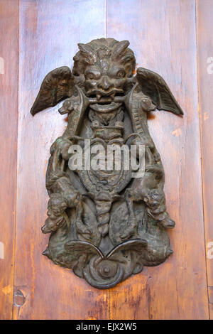 Die alten heraldischen Symbol mit Schlangen und Drachen Stockfoto