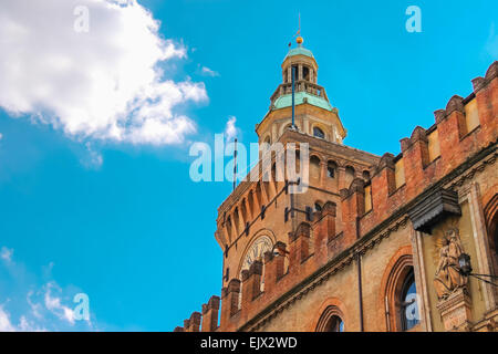 Clock Tower und Fassade des Palazzo Comunale in Bologna. Italien Stockfoto