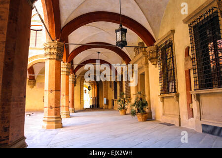 Galerie im Innenhof des Palazzo Comunale in Bologna. Italien Stockfoto