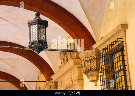 Alte Laterne im Innenhof des Palazzo Comunale in Bologna. Italien Stockfoto