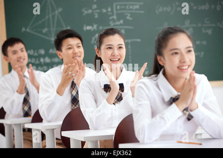 Schülerinnen und Schüler im Klassenzimmer applause Stockfoto