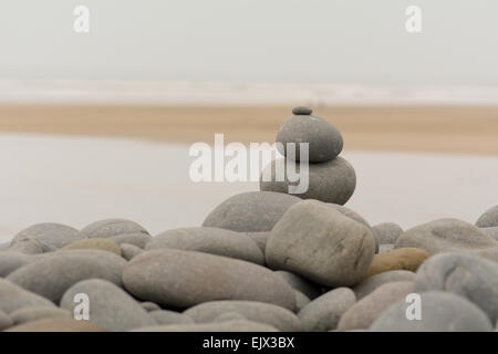 Stapel von Steinen am Strand von Westward Ho, Devon, England Stockfoto