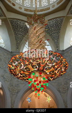 Kronleuchter in der Scheich-Zayid-Moschee innen Abu Dhabi Stockfoto