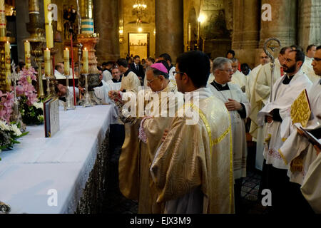 Jerusalem, Israel-2. April. Der lateinische Patriarch von Jerusalem Fuad Twal und katholischen Geistlichen, die Teilnahme an der traditionellen Waschen der Füße-Zeremonie in der Kirche des Heiligen Grabes in der Altstadt von Jerusalem am 2. April 2011. Christen auf der ganzen Welt kennzeichnen die Karwoche, zum Gedenken an die Kreuzigung Jesu Christi, seine Auferstehung an Ostern im Vorfeld. Stockfoto