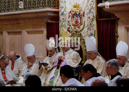 Jerusalem, Israel-2. April. Der lateinische Patriarch von Jerusalem Fuad Twal und katholischen Geistlichen, die Teilnahme an der traditionellen Waschen der Füße-Zeremonie in der Kirche des Heiligen Grabes in der Altstadt von Jerusalem am 2. April 2011. Christen auf der ganzen Welt kennzeichnen die Karwoche, zum Gedenken an die Kreuzigung Jesu Christi, seine Auferstehung an Ostern im Vorfeld. Stockfoto