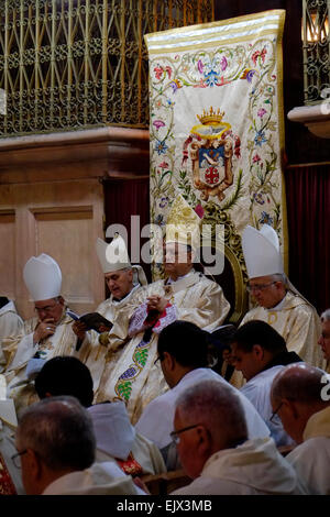 Jerusalem, Israel-2. April. Der lateinische Patriarch von Jerusalem Fuad Twal und katholischen Geistlichen, die Teilnahme an der traditionellen Waschen der Füße-Zeremonie in der Kirche des Heiligen Grabes in der Altstadt von Jerusalem am 2. April 2011. Christen auf der ganzen Welt kennzeichnen die Karwoche, zum Gedenken an die Kreuzigung Jesu Christi, seine Auferstehung an Ostern im Vorfeld. Stockfoto