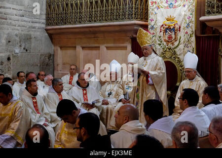 Der lateinische Patriarch von Jerusalem Fuad Twal und katholischen Geistlichen, die Teilnahme an der traditionellen Waschen der Füße-Zeremonie in der Kirche des Heiligen Grabes in der alten Stadt von Jerusalem Israel Stockfoto