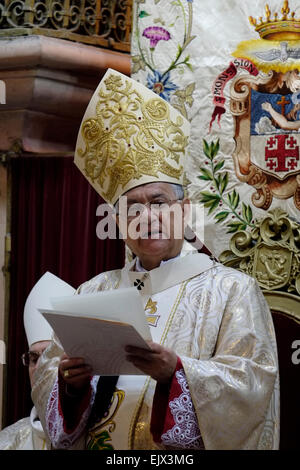 Der lateinische Patriarch von Jerusalem Fuad Twal und katholischen Geistlichen, die Teilnahme an der traditionellen Waschen der Füße-Zeremonie in der Kirche des Heiligen Grabes in der alten Stadt von Jerusalem Israel Stockfoto