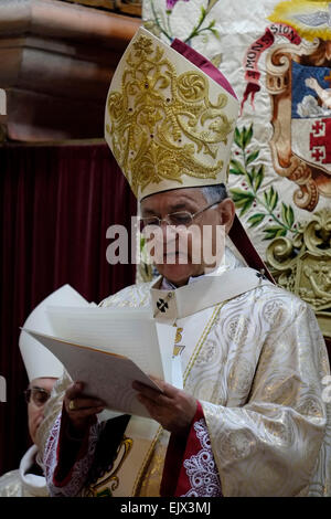 Der lateinische Patriarch von Jerusalem Fuad Twal und katholischen Geistlichen, die Teilnahme an der traditionellen Waschen der Füße-Zeremonie in der Kirche des Heiligen Grabes in der alten Stadt von Jerusalem Israel Stockfoto