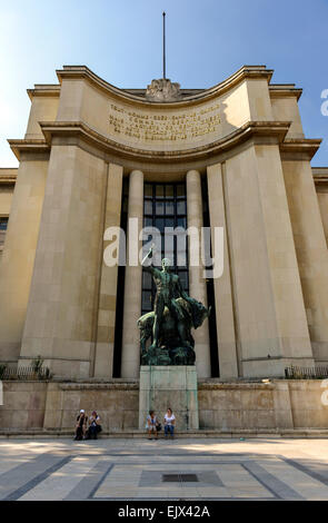 Bronzeskulptur von Herkules und den kretischen Stier Albert Pommier vor dem Palais de Chaillot, Trocadéro, Paris, Frankreich Stockfoto