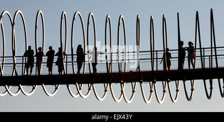 Slinky Springs to Fame, Tobias Rehberger, Fußgängerbrücke, Oberhausen, Nordrhein-Westfalen, Deutschland Stockfoto