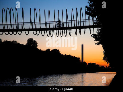 Slinky Springs to Fame, Tobias Rehberger, Fußgängerbrücke über den Rhein-Herne-Kanal in der Nacht, Oberhausen Stockfoto