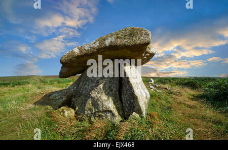 Chûn Quoit, megalithischen Bestattung Hünengrab aus der Jungsteinzeit ca. 2400 v. Chr., in der Nähe von Morvah auf das Naturschutzgebiet Chun Stockfoto