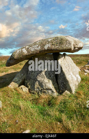 Chûn Quoit, megalithischen Bestattung Hünengrab aus der Jungsteinzeit ca. 2400 v. Chr., in der Nähe von Morvah auf das Naturschutzgebiet Chun Stockfoto