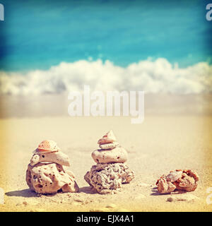 Vintage-Retro-Stil Bild der Korallen Pyramiden am Strand, Zen Spa Konzept Hintergrund. Stockfoto