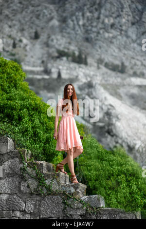 Frau hinunter Treppe mit beautful Natur Hintergrund Stockfoto