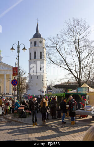 VILNIUS, Litauen - 14. Februar 2015: Messe und Festival sind die Beendigung des Winters gewidmet. Tausende von Menschen kaufen souv Stockfoto