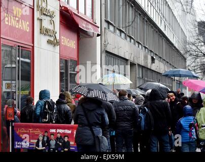 Berlin, Deutschland. 31. März 2015. Zahlreiche Besucher Schlange vor der Berliner Wachsfigurenkabinett Madame Tussauds in Berlin, Deutschland, 31. März 2015. Foto: Jens Kalaene/Dpa/Alamy Live News Stockfoto