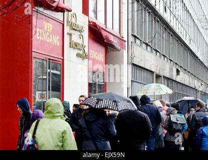 Berlin, Deutschland. 31. März 2015. Zahlreiche Besucher Schlange vor der Berliner Wachsfigurenkabinett Madame Tussauds in Berlin, Deutschland, 31. März 2015. Foto: Jens Kalaene/Dpa/Alamy Live News Stockfoto