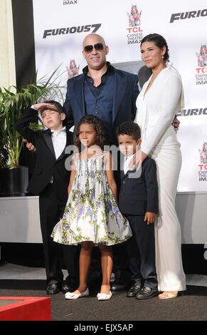 Los Angeles, Kalifornien, USA. 1. April 2015. 1. April 2015 - Los Angeles, Kalifornien, USA - Schauspieler VIN DIESEL, Frau PALOMA JIMENEZ und Kinder bei der Vin Diesel Hand & Footprint Zeremonie, Hollywood. Bildnachweis: Paul Fenton/ZUMA Draht/Alamy Live-Nachrichten Stockfoto