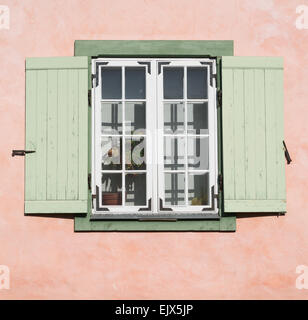 Alte Holzfenster mit geöffneten Jalousie Jalousien Stockfoto