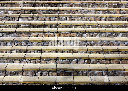 Horizontale Schritte von einer Leiter aus gelben Ziegeln und Granit Rohsteine Hintergrund Stockfoto