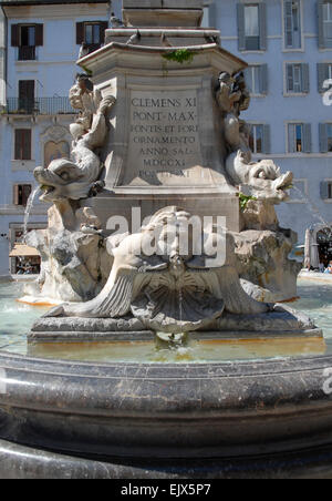 Brunnen auf der Piazza della Rotonda, Rom.  Giacomo della Porta 1575. Stockfoto