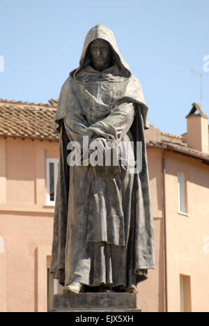 Campo de' Fiore, Rom.  Statue von Giordano Bruno, aufgeklärten Renaissance Mönch in 1600 auf dem Scheiterhaufen verbrannt wurde. Stockfoto