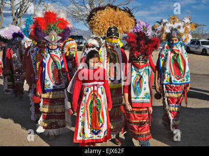 Eine Gruppe von roten Roben Danzantes März während e Vigin von Guadalupe Festtag feiern im Dezember im Dorf stattfand. Stockfoto