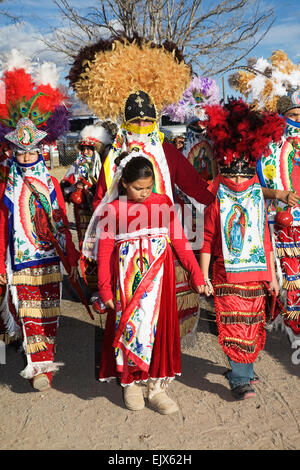 Eine Gruppe von roten Roben Danzantes März während e Vigin von Guadalupe Festtag feiern im Dezember im Dorf stattfand. Stockfoto