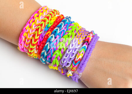 Bunte Regenbogen Webstuhl Band GummiBracelets auf Hand, Kinder trendige Mode-Accessoires Stockfoto