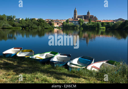 Dock der Rawboats am Fluss Tormes, vor der Kathedrale von Salamanca Salamanca Stockfoto