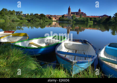 Dock der Rawboats am Fluss Tormes, vor der Kathedrale von Salamanca Salamanca Stockfoto