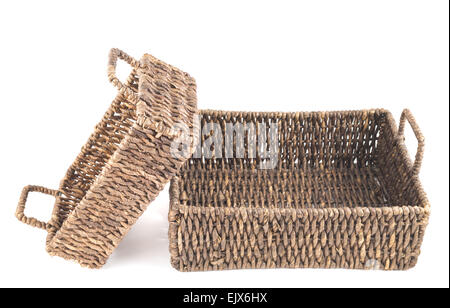 Zwei braune Weidenkörbe isoliert Stockfoto