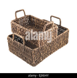 Zwei braune Weidenkörbe isoliert Stockfoto