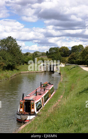 Dollar - Marsworth - auf der Grand Union Canal - bunte schmale Boot vertäut unter Verschluss - strahlenden Sommertag - Wolken + blauer Himmel Stockfoto