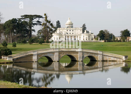 Dollar - Stoke Poges - Stoke Park - gesehen in einem See - eine elegante Brücke Sonnenlicht - Reflexionen - jetzt berühmten Hotel + Golf club Stockfoto