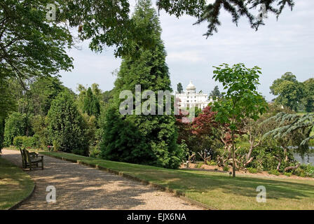 Dollar - Stoke Poges - Blick auf Stoke Park - späten georgianischen Villa - inmitten von Bäumen aus Pfad im nahe gelegenen Gedenkstätte Gdns - Sonnenlicht gesehen Stockfoto