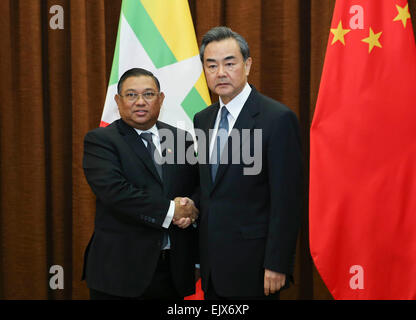 Peking, China. 2. April 2015. Chinese Foreign Minister Wang Yi (R) führt Gespräche mit ausländischen Myanmar Minister U Wunna Maung Lwin in Peking, Hauptstadt von China, 2. April 2015. U Wunna Maung Lwin zahlt sich einen Besuch in China als Sonderbotschafter Myanmar Präsident U Thein Sein. Bildnachweis: Ding Lin/Xinhua/Alamy Live-Nachrichten Stockfoto
