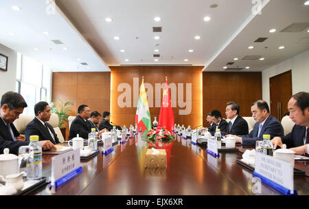 Peking, China. 2. April 2015. Chinesischen Außenminister Wang Yi (3. R) führt Gespräche mit Myanmar Außenminister U Wunna Maung Lwin (3. L) in Peking, Hauptstadt von China, 2. April 2015. U Wunna Maung Lwin zahlt sich einen Besuch in China als Sonderbotschafter Myanmar Präsident U Thein Sein. Bildnachweis: Ding Lin/Xinhua/Alamy Live-Nachrichten Stockfoto