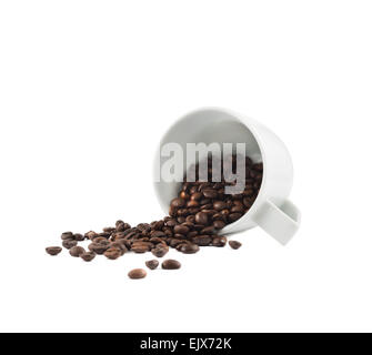 Verschüttete Kaffeebohnen aus dem Becher isoliert Stockfoto
