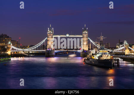 Nachtansicht der Tower Bridge, HMS Belfast und den Fluss Themse in London Stockfoto