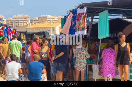 Murcia, Spanien 23. August 2014: Market Street typische voll Sommer und verschiedene Artikel an 23. August 2014 in Murcia, Spanien Stockfoto