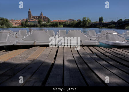 Dock von Tretbooten am Fluss Tormes, vor der Kathedrale von Salamanca Stockfoto