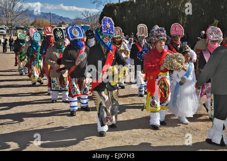 Bunt gekleideten Pilger und Tänzer sind überall während der Feier der Jungfrau von Guadalupe Festtag Stockfoto