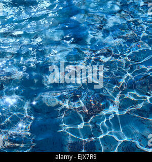 Reflexionen und Wellen des blauen Wassers Stockfoto
